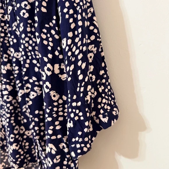 Elegant Navy and White Floral Blouse - Picture 3 of 9